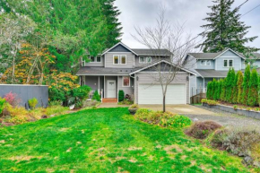 Lakefront Gem with Deck and Grill in Shelton